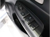 ドア内側、手の届きやすい位置にドアガラスの開閉スイッチ(パワーウインドウ)があります。運転席にはいたずら防止のためのロック付!
