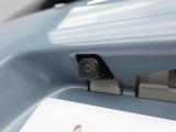 後退時に車両の後ろ側をモニター画面に表示します。車庫入れなどでバックする際に後方確認ができて便利です。車庫入れが苦手な人もこれで安心。