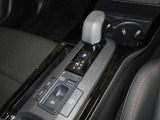 電動パーキングブレーキ・ブレーキホールドを装備してます。ホールド機能は信号待ちが多い一般道で疲労軽減になり、大好評です!