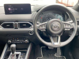 【運転席インテリアデザイン】左右対称のインテリアデザインでドライバーを包み込み運転に集中できるように設計されています。