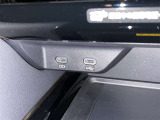 充電用USB端子付き。スマートフォンなどの充電に便利です。