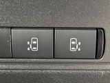 【ハンズフリー機能付き両側パワースライドドア】スライドドアの下に足先を入れてすぐ引くと、自動的にスライドドアが開閉します!荷物で両手がふさがった状態でも、ドアの開閉ができてとっても便利!