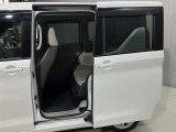 左側電動スライドドアは、子供の送り迎えの際に運転席からドアの開閉ができるので便利です。ルーフが高いので乗り降りもしやすいです♪