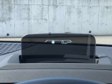 HUD: ヘッドアップディスプレイはドライバーが前方に集中できるよう、ナビや車速情報をフロントガラスに投影するシステムです。