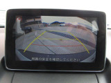 後方の視界をクリアに確認できるバックカメラを装備。ガイドライン表示で車幅や距離感が掴みやすく、狭い場所での駐車やバック移動も安心・スムーズに行えます。駐車が苦手な方にも頼もしいアシスト機能です。