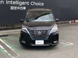 後期モデルになってより大胆な大型グリルを採用。ヘッドライトからバンパー下部まで入り込んだVモーショングリルがアイデンティティを主張します。