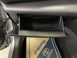 【グローブボックス 】車検証や取扱説明書などの書類を収納するスペースです(^^)