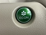 ECONスイッチ操作でエンジンやミッション、エアコンなどを総合的に制御、燃費をよくするようクルマが頑張ります。