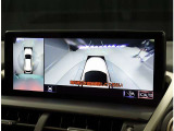 パノラミックビューモニター。車両を上から見たような映像を表示。運転席から目視しにくい車両周囲の状況をリアルタイムで確認できます。