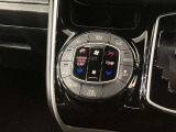 「AUTO」スイッチで車内の温度を一定に保ってくれるオートエアコン。快適装備の代名詞。もちろんマニュアル操作も可能ですよ。