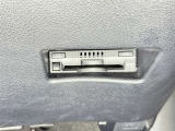 【ETC】高速道路などの料金所における自動料金支払いシステムです。車載器と料金所のアンテナとの間で無線通信を行い、料金を自動で支払うことができます。