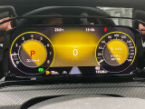 【Digital Cockpit Pro】基本の速度計とタコメーターの表示に加え、中央にドライビングデータやマップなどを少ない視線移動で視認できます.