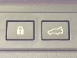 【パワーバックドア】スマートキーや運転席のボタンを押すだけでリアゲートが自動で開閉します!荷物を持っている時や、高い位置にあるバックドアを閉める際に便利な機能です♪