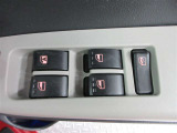 もちろん全席パワーウインドー付。運転席から操作できて便利です。