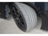 タイヤサイズは245/40R18です