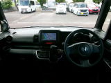 大きなフロントガラスで広々とした視界の運転席まわりです。