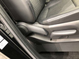 運転席シート座面は上下アジャスター付きです。お好みの位置に調整可能です。