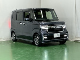 大きく開くスライドドアで狭い場所でも隣を気にすることなく楽に乗り降りできます