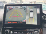 【パノラミックビューモニター】全方位モニターを装備し、車両の周囲を上空から見下ろすように映像で確認可能。駐車や狭い道での操作をサポートし、安全性を高めます。