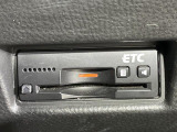 【ETC】有料道路を利用する際に料金所で停止することなく通過できる、ETC車載器(ノンストップ自動料金収受システム機器)が装備されています。セットアップを行うことで利用可能になります。