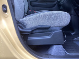 運転席にはドライバーの体型や好みに応じて前後方向だけでなく、高さの調整ができるシートリフターを装備!