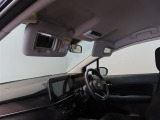 運転席と助手席のサンバイザーにはバニティーミラーが付いております。