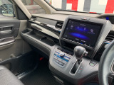 助手席周辺はこのようになっております。運転手だけでなく助手席に一緒に乗られる方も広々と快適にお乗り頂けるような設計です!各種装備を次の写真からご案内いたしますのでご覧ください。