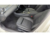運転席・助手席ともメモリー付パワーシートを装備しています。