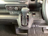 足元スッキリ、インパネシフトです。パーキングブレーキは電子制御パーキングブレーキタイプなので、運転席と助手席の間がスッキリしています。