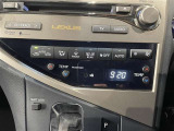 【オートエアコン】一度お好みの温度に設定すれば、車内の温度を検知し風量や温度を自動で調整。暑い&hellip;寒い&hellip;と何度もスイッチ操作をする必要はありません。快適な車内空間には必須の機能ですね♪