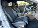 シートはホールド性も高く快適な運転をサポートします。シート材質はアルカンタラアンドテップレザー