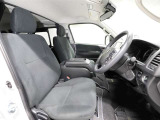 ゆったり室内で運転もしやすいです♪使い勝手の良い配置も考えられています!!
