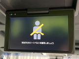 【リヤエンターテインメントシステム】後席にお座りの方も大満足の、人気メーカーオプションを装備。専用の音響システムと、大画面のモニターで移動中もDVD等をお楽しみいただけます。