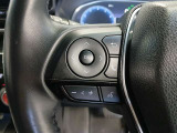 ステアリングには運転中でも簡単に操作できる各種スイッチついてます