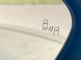 【ブラインドスポットモニター】走行中、ドアミラーの死角になりやすい箇所に後続車が接近するとサイドミラーのレンズに警告を表示!ドライバーに注意喚起をしてくれます。