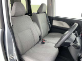 高いホールド性で運転姿勢が安定します。長距離ドライブでも疲れにくいのが魅力です。快適なドライビングライフをお送りください♪