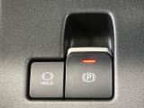 【電動パーキングブレーキ】パーキングブレーキは便利な電動式!ボタン一つで操作でき、アクセルを踏めば自動で解除されます♪レバーやペダルが無いので運転席廻りもすっきりしますね♪
