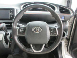 ステアリングから手を離さず、運転に集中したままオーディオ等の操作ができます。