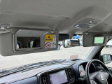 運転席と助手席にバニティーミラーを用意。さりげなく身だしなみがチェックできます。