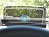 ヘッドアップディスプレイには、現在の速度や制限速度などが表示されるため、目線を前方から外すことなく運転に集中することができます!
