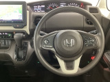 【ハンドル】運転にかかわる様々な操作を安全に行えるように視点移動が少なく操作性に配慮されたスイッチ類が凝縮されたコックピットです。
