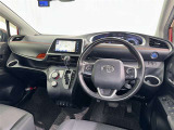 運転席まわりです。 各操作スイッチは使いやすい位置に配置されてます。