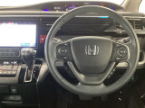 【ハンドル】運転にかかわる様々な操作を安全に行えるように視点移動が少なく操作性に配慮されたスイッチ類が凝縮されたコックピットです。