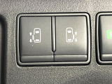 【両側パワースライドドア】スマートキーや運転席のスイッチで後席両側スライドドアの開閉が可能♪電動だから力を入れてドアを開ける必要が無く、小さなお子様でも簡単に開け閉めでき快適です♪