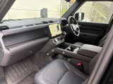 ホールド感もあり足元も広々とお使いいただけます。センターコンソールで運転席としっかり区切られているためゆとりのあるパーソナルスペースを確保しております。