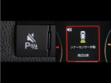 コーナーセンサーを装備。障害物までの距離に応じて警告音を変えてお知らせ。縦列駐車時や駐車場・車庫等での取り回しをサポートします。詳細は販売店スタッフまでお尋ね下さい。