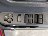 パワーウィンドウのスイッチですよ。 運転席に居ながら窓を開け閉めのコントロールできますよ。 ロック機能で、子供がイタズラして窓を開けるという事も無くなりますよ。