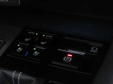 【ステアリングスイッチ】ハンドルを握ったままで各種装備の設定・オーディオの操作が可能。この快適さ、やめられません!