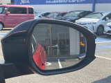 隣車線を走る車両をレーダーで検知し、ドアミラーでは確認しにくい後側方エリアに存在する車両に加え、急接近してくる車両も検知します。車両を検知するとドアミラーに搭載されたLEDインジケーターが点灯します。