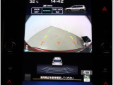 フロントグリル、ドアミラー、リヤゲートに装着したカメラの映像をインフォメーションディスプレイの大画面で確認可能です。